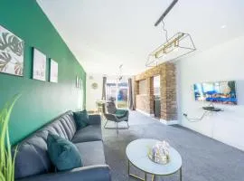 Elegant 3BR Home, Sleeps 5, Contractor Stay-Friendly, Near M25, Free Parking
