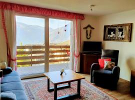 Studio for 2-4 guests with balcony and panorama view, hotel em Emmetten