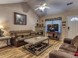Rock of Ages, Hot Tub, Game Room, WIFI, Free Attraction Tickets, Near Parkway!!!, hotel i Pigeon Forge