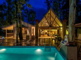 SaffronStays Tudor Rose, Panchgani - luxury chalet with beautiful valley views, khách sạn ở Panchgani