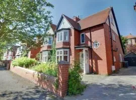 Large 5 Bed House in Scarborough near the beach, Large Garden & HOT TUB