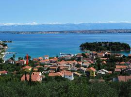 Rooms Mediterranean Gardens, hotel s parkiralištem u Preku