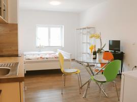 Helles Apartment für 1-2 Pers. mit Parkplatz und WiFi, levný hotel v destinaci Kraiburg am Inn