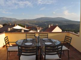 Casa el Mirador de Gredos Norte, hotel com estacionamento em Hoyocasero