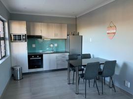 Elephant House, 2 bedroom House, Next to Pilanesberg and Sun City, sme&scaron;taj sa kuhinjom u gradu Mogwase