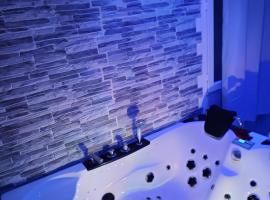 DÉPENDANCE EN CHAMBRE D'HÔTE AVEC JACUZZI PRIVATIF DANS LA CHAMBRE v, B&B in Amblainville