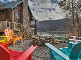 Lakefront Norris Lake Cabin with Decks and Dock!, hotell i New Tazewell