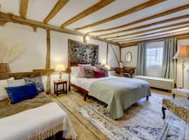 Tudor Cottage by Spa Town Property - Historic Charm in Warwick Town Centre – hotel w mieście Warwick