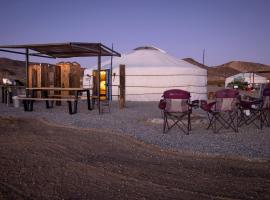 Family Style Star gazing Yurt, tented camp en Twentynine Palms