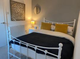 Cosy 2 Bed Flat 1 in Bridgend, hotel in Bridgend
