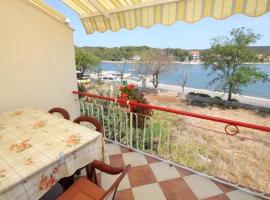 Apartments Zvone - at the water front, apartment in Veli Rat