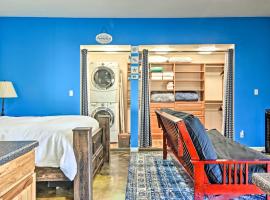 Albuquerque Studio with Shared Pool and Fire Pit!, hotell med parkering i Albuquerque