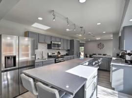 17 Mi to Dallas Richardson Home with Hot Tub, готель у місті Річардсон