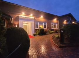 Room and kitchen im Katerberg, hotel with parking in Ahlefeld