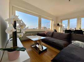 Luxury 3 bedroom apartment on the top floor with panoramic view, hotel i Oostende