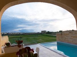Inni Holiday Home with Infinity Pool, hotel em Għarb