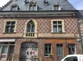Maison charmante à Arques-la-Bataille avec terrasse et cheminée.