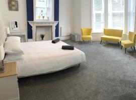 Spacious 3-Bed Coastal Stay Sleeps 6 Parking Groups Welcome, отель в Борнмуте