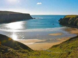 Silver Strand Chalets, beach hotel in Glencolumbkille