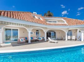 Exclusive villa with stunning view, hotel in Benahavís