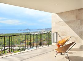Large private rooftop! Chic ocean view penthouse, hotel med pool i El Pueblito