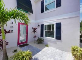 Canal Lower-Gorgeous 3 bed 3 bath near SK Village, hotel v destinaci Siesta Key