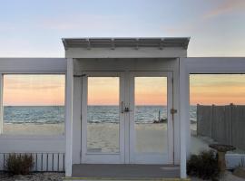 By The Sea Guests Bed & Breakfast and Suites, hotel butik di Pelabuhan Dennis