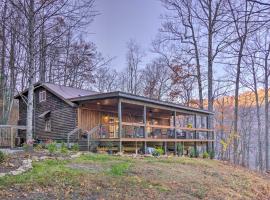 Hendersonville Cabin with Deck and Mountain Views, casa de campo em Hendersonville