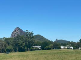 Ark Accommodation, hotel en Glass House Mountains