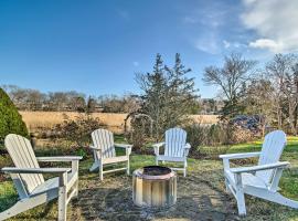 Riverfront Kingston Home with Deck and Fire Pit!, hotel en Kingston