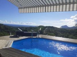 Chambre chez l'habitant avec piscine privative et vue panoramique sur la mer des caraïbes, B&B in Desmarinières