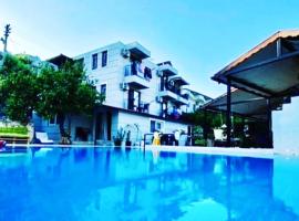 TUTHALİYA HOTEL, hotell med basseng i Gelemiş