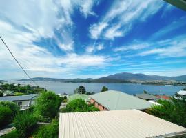 Spectacular Hobart River View Home, מלון עם חניה בלינדיספארנה