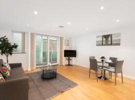 Skyvillion - Station Road Apartment with Balcony & Parking, alquiler vacacional en New Barnet