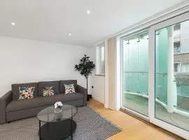 Beautiful 2Bed 2Bath Apartment 4Mins to Train Station with WiFi and Free Parking
