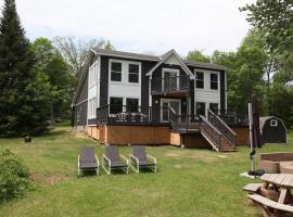 Entire Luxurious Waterfront Peninsula Cottage - 7 Bedroom with Hottub, villa in Marmora