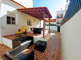 A Casa da Mila - Beach House: Costa de Caparica'da bir otel