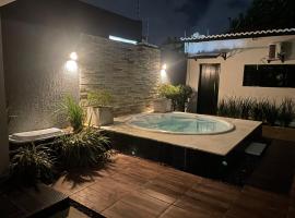 Linda casa com jacuzzi no coração de ponta negra, hotell i Natal