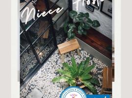 Niece Hostel Phuket - Bangtao Beach, hotel in Ban Thalat Choeng Thale