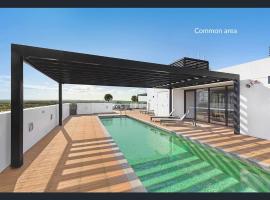 Modern Spacious City Pad with Rooftop Pool and Gym, апартаменти у Сіднеї