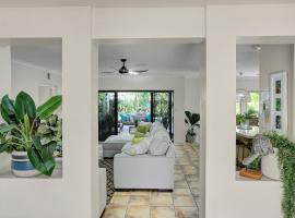 Villa Blue - Coastal Family Escape, hytte i Palm Cove