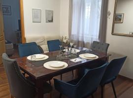 Váralja Apartman, hotel di Tata