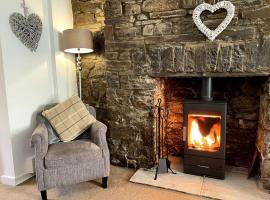 The Cwtch, Log Fire, Sleeps 5, Nr Zip World, Brecon and Bike Park Wales, hotel in Aberdare
