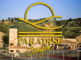 Viesnīca Paradise Canyon Golf Resort, Signature Walkout Condo 380 , netālu no vietas Lethbridge County Airport - YQL