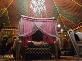 MAGICAL MOROCCAN TENT WITH POOL CLOSE TO THE BEACH, lều trại sang trọng ở Fort Pierce