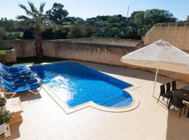 Centre Island Holiday Home, holiday home in Kerċem
