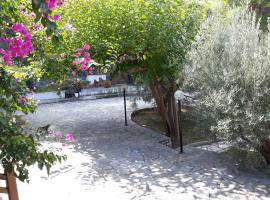 Σπίτι σε ελαιώνα, house in an olive grove, hotel v mestu Ária