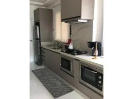 Apto Almeida Moraes 2 suítes Meia Praia