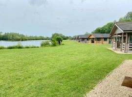 Tufty Lodge, Lake Pochard lodge 9, pet-friendly hotel in South Cerney