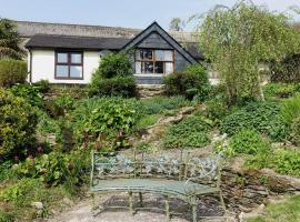 Greenswood Cottage - Cosy cottage, rural location, beautiful landscaped gardens with pond and lake, hotel in Dartmouth
